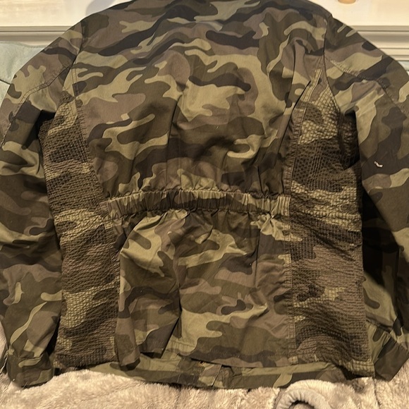 Love tree green camo lightweight jacket size 2x (fits more like an xl) - Picture 3 of 3
